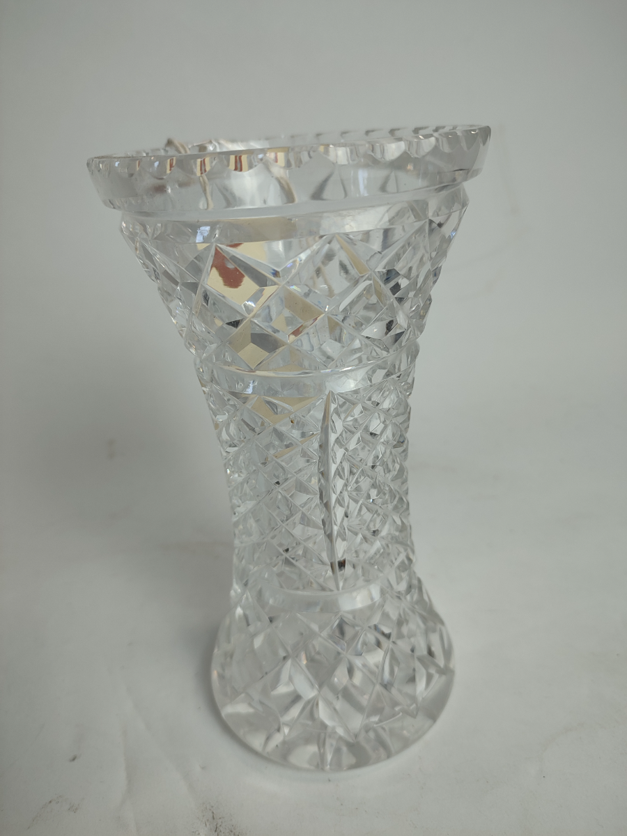 Discover our unique range of cut glass vases in excellent condition. This stunning piece stands at a height of 21cm. Shop now for your perfect centerpiece!