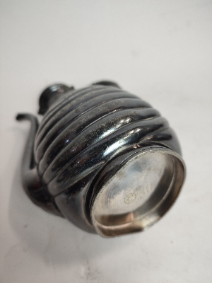 Discover our antique quadruple plate, 929 hard white metal water pot. Unique and beautifully crafted, it stands 21cm tall. Browse our collection today!