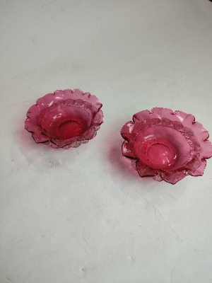 Discover our stunning collection of Victorian cranberry bowls in excellent condition. Buy now for an elegant addition to your home decor.