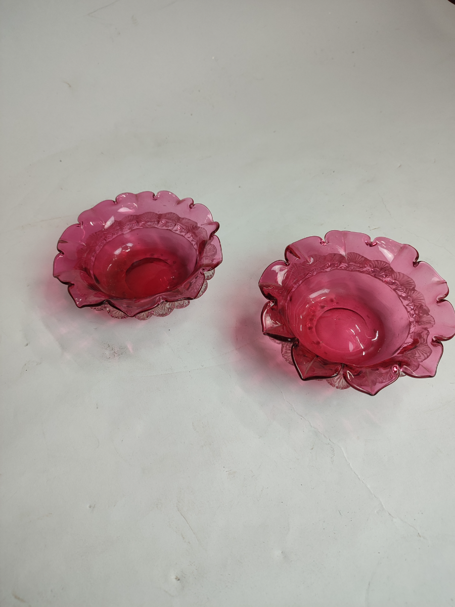 Discover our stunning collection of Victorian cranberry bowls in excellent condition. Buy now for an elegant addition to your home decor.