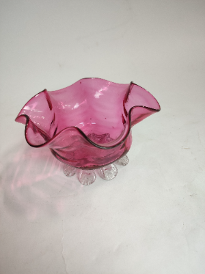 Discover our impressive range of authentic Victorian cranberry bowls. Perfect for collectors and antique lovers. Buy now for an elegant addition to your home decor.