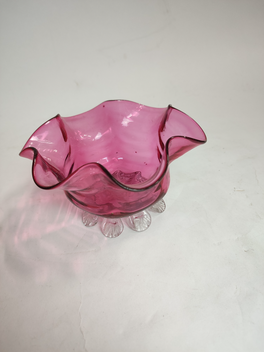 Discover our impressive range of authentic Victorian cranberry bowls. Perfect for collectors and antique lovers. Buy now for an elegant addition to your home decor.