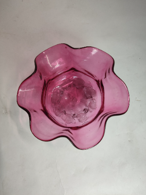 Discover our impressive range of authentic Victorian cranberry bowls. Perfect for collectors and antique lovers. Buy now for an elegant addition to your home decor.