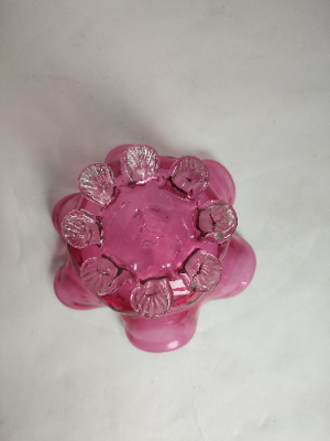 Discover our impressive range of authentic Victorian cranberry bowls. Perfect for collectors and antique lovers. Buy now for an elegant addition to your home decor.