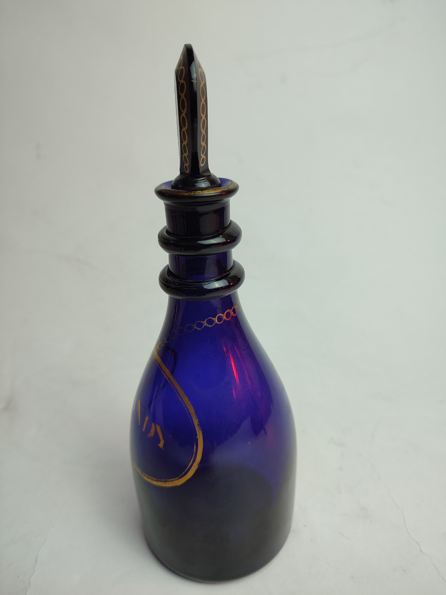 Discover our stunning Bristol Blue Brandy Decanter, circa 1810, with original lozenge stopper. Shop now for this rare 23cm high, gilded vintage treasure.