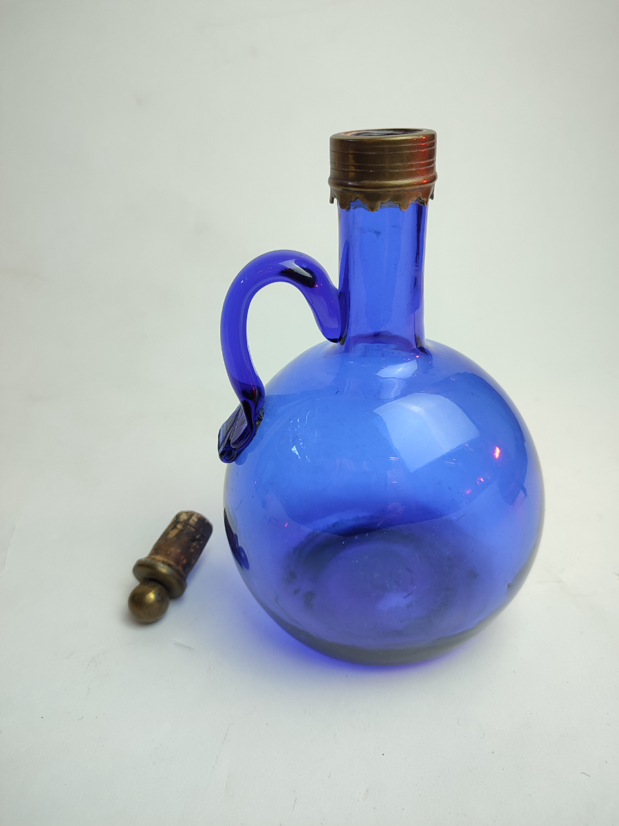 Explore our exquisite collection of Bristol blue flagon decanters. Perfect condition, 21cm height. Boost your home's elegance. Shop now to get yours!