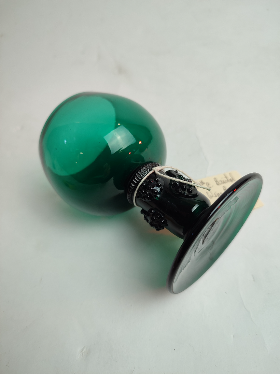 Discover our rare Bristol green wine glass from the early 19th century, with unique prunt details and a terraced foot. Order now for a piece of history!