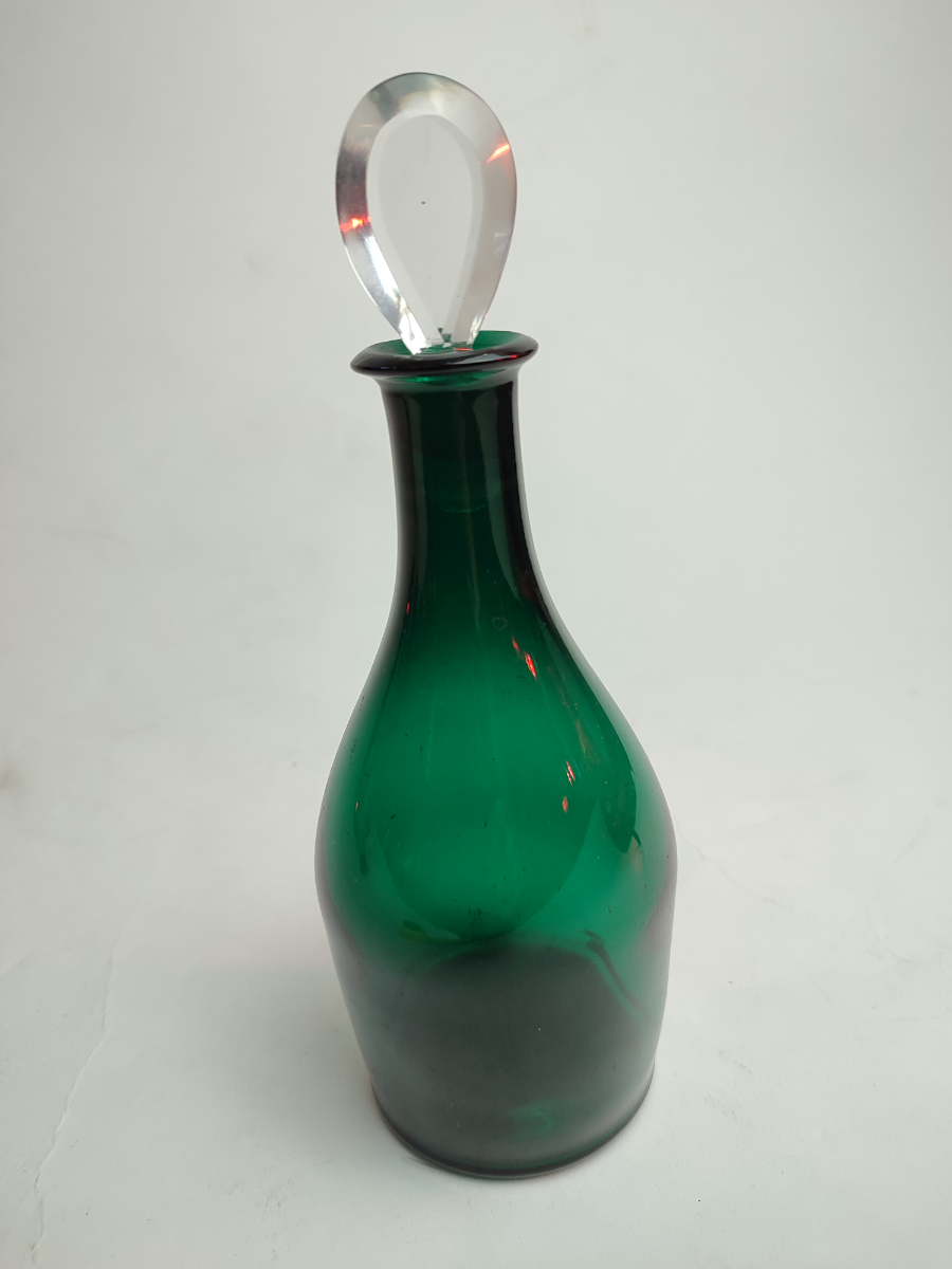 Explore our collection of early 19th century Bristol green glass decanters. Revel in the charm of clear glass lozange stoppers and 24cm height. Buy now!