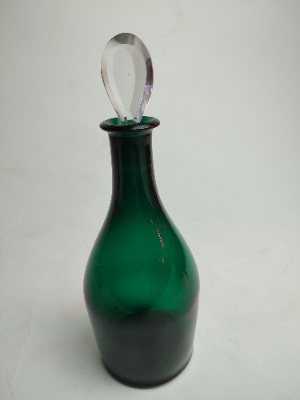 Explore our collection of early 19th century Bristol green glass decanters. Revel in the charm of clear glass lozange stoppers and 24cm height. Buy now!