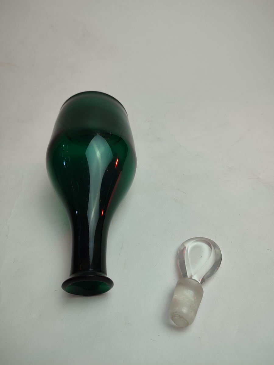 Explore our collection of early 19th century Bristol green glass decanters. Revel in the charm of clear glass lozange stoppers and 24cm height. Buy now!