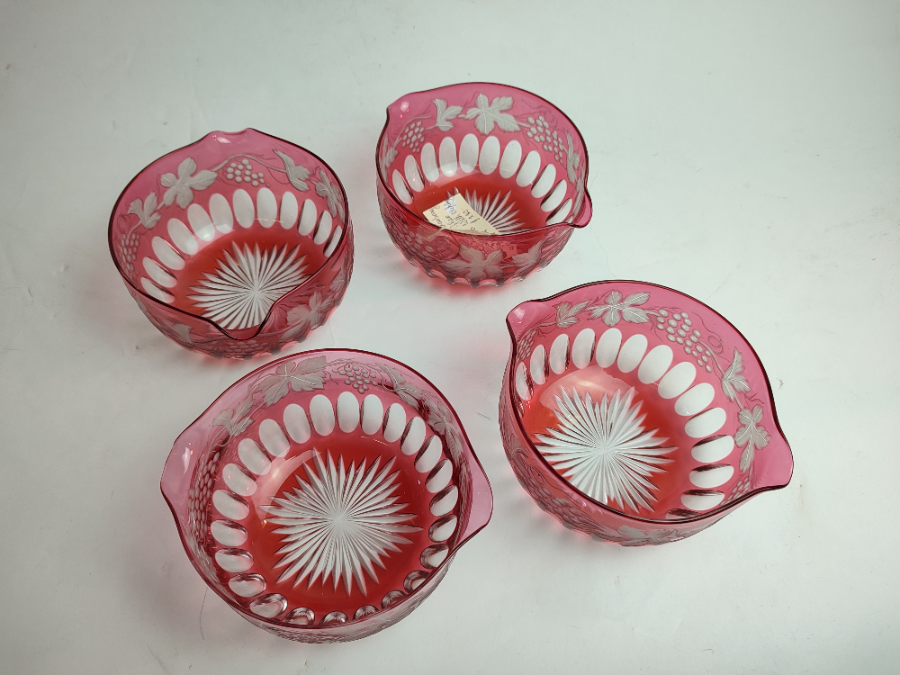 Discover our collection of 19th-century cranberry wine glass rinsers. Beautifully preserved, measuring 7cm high x 12.5cm in diameter. Shop now for vintage elegance!