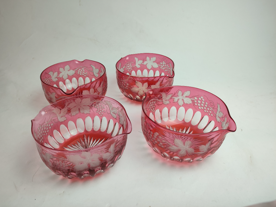 Discover our collection of 19th-century cranberry wine glass rinsers. Beautifully preserved, measuring 7cm high x 12.5cm in diameter. Shop now for vintage elegance!