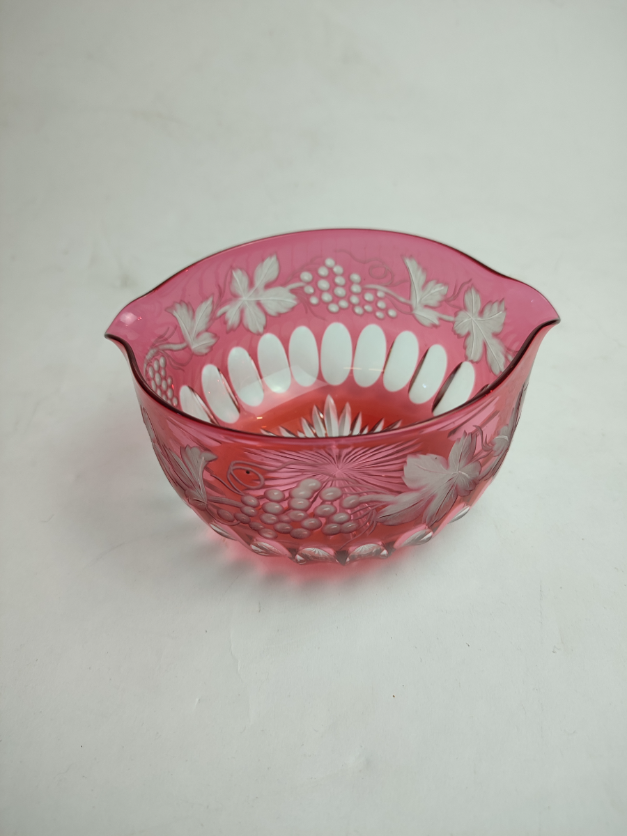 Discover our collection of 19th-century cranberry wine glass rinsers. Beautifully preserved, measuring 7cm high x 12.5cm in diameter. Shop now for vintage elegance!