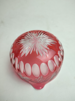 Discover our collection of 19th-century cranberry wine glass rinsers. Beautifully preserved, measuring 7cm high x 12.5cm in diameter. Shop now for vintage elegance!