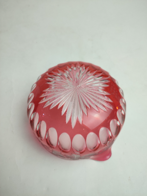 Discover our collection of 19th-century cranberry wine glass rinsers. Beautifully preserved, measuring 7cm high x 12.5cm in diameter. Shop now for vintage elegance!