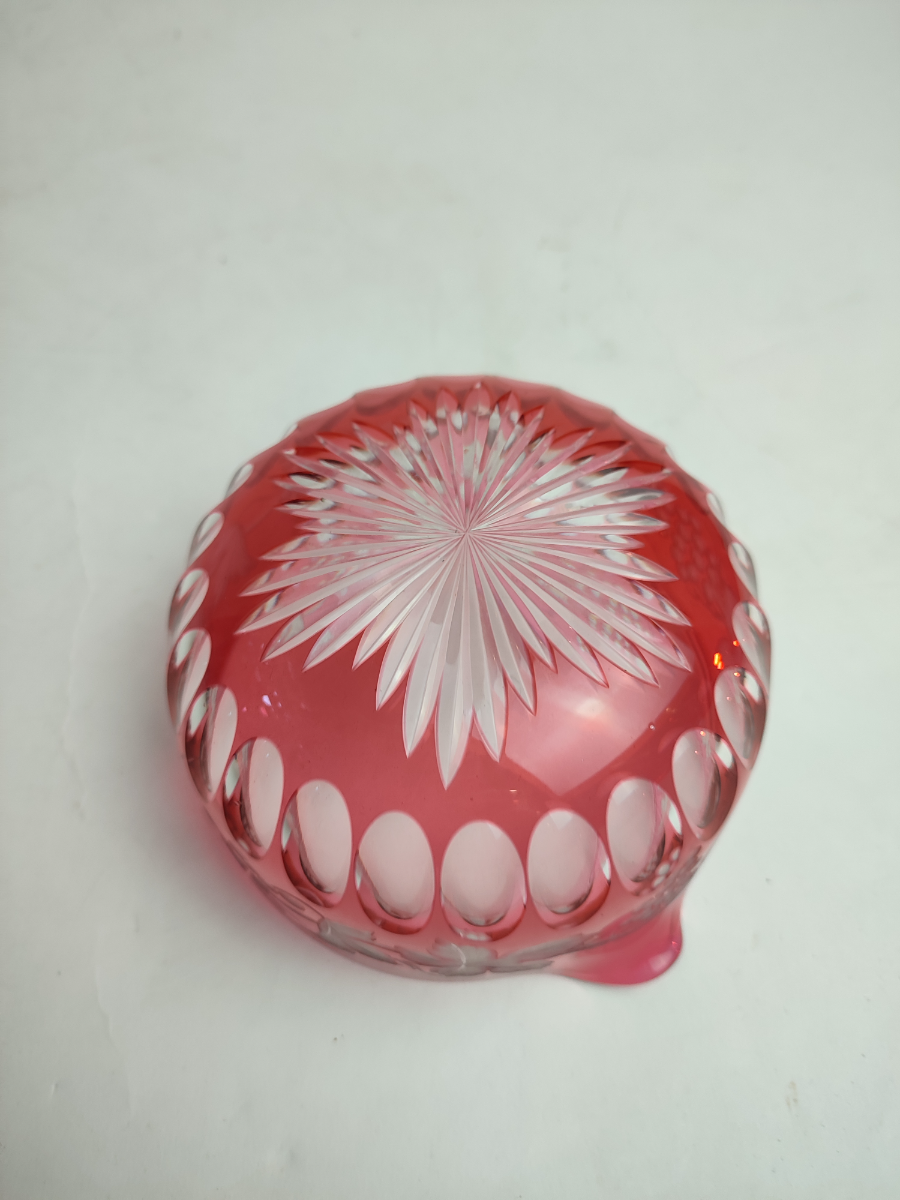 Discover our collection of 19th-century cranberry wine glass rinsers. Beautifully preserved, measuring 7cm high x 12.5cm in diameter. Shop now for vintage elegance!