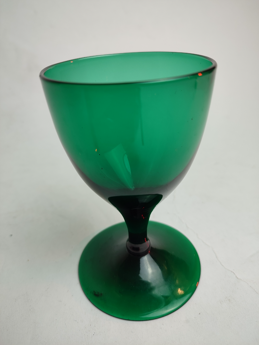 Discover our collection of Georgian Bristol green drinking glasses in good condition. Shop now to add a vintage touch to your home with their height of 12cm.