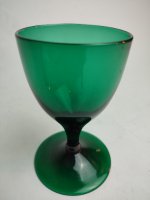 Discover our collection of Georgian Bristol green drinking glasses in good condition. Shop now to add a vintage touch to your home with their height of 12cm.