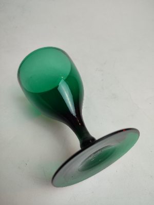 Discover our collection of Georgian Bristol green drinking glasses in good condition. Shop now to add a vintage touch to your home with their height of 12cm.