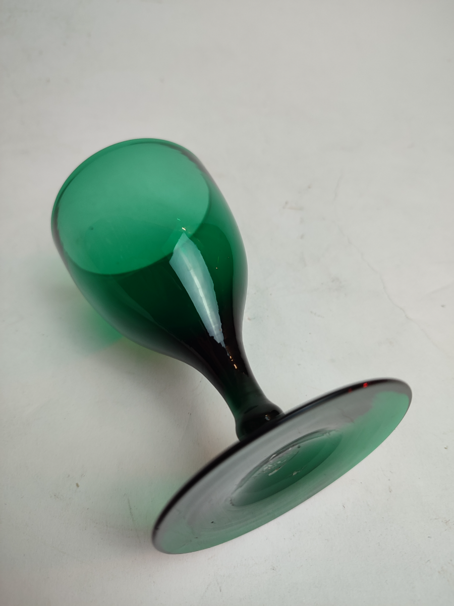 Discover our collection of Georgian Bristol green drinking glasses in good condition. Shop now to add a vintage touch to your home with their height of 12cm.