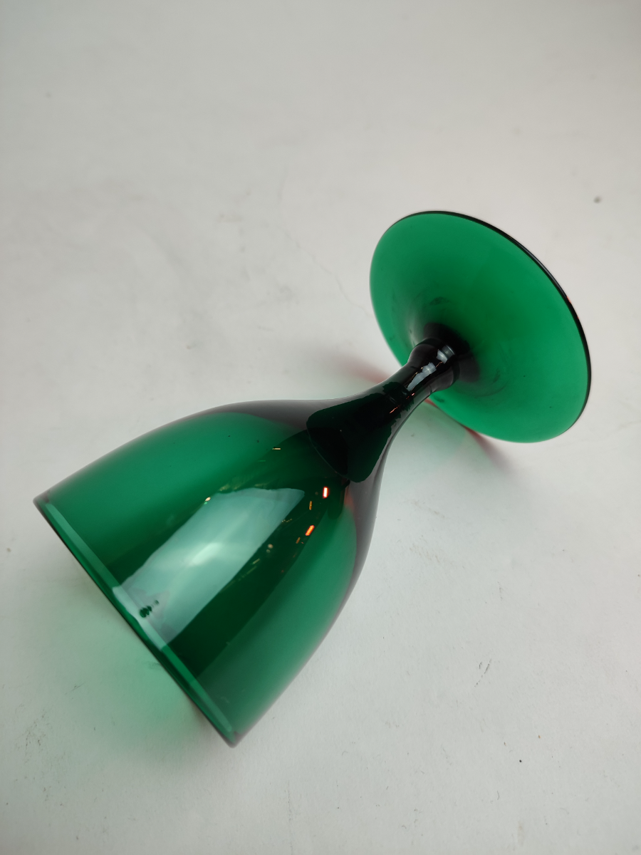 Discover our collection of Georgian Bristol green drinking glasses in good condition. Shop now to add a vintage touch to your home with their height of 12cm.