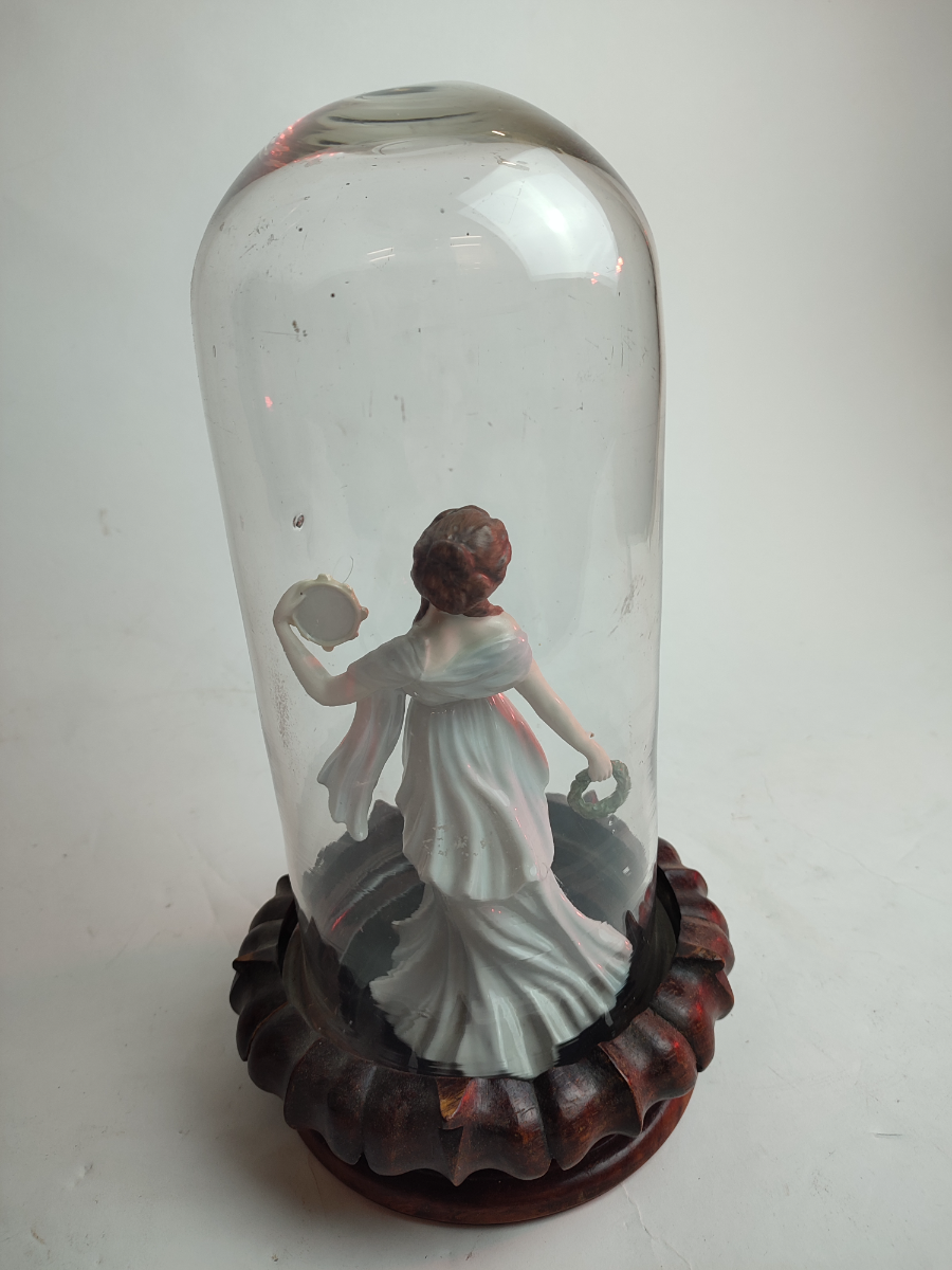 Discover our elegant figurines! This unique lady figurine in a stylish base and cover stands 34cm tall. Start your collection today!