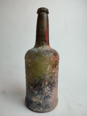 Discover our 18th century green glass wine bottle, dated 1790-1820, standing at 27 cm tall. Shop now for this unique, excavated and well-preserved piece of history!