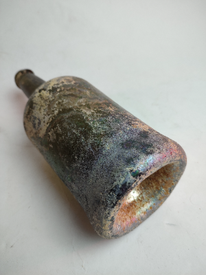 Discover our 18th century green glass wine bottle, dated 1790-1820, standing at 27 cm tall. Shop now for this unique, excavated and well-preserved piece of history!