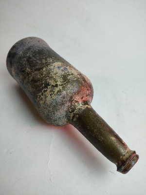 Discover our 18th century green glass wine bottle, dated 1790-1820, standing at 27 cm tall. Shop now for this unique, excavated and well-preserved piece of history!