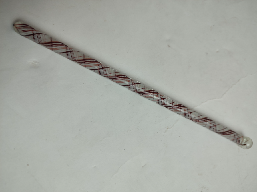 Discover our elegant Nailsea cocktail glass stirrer, standing at an impressive 21cm. Enhance your cocktail experience today! Order now.