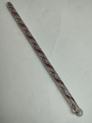 Discover our elegant Nailsea cocktail glass stirrer, standing at an impressive 21cm. Enhance your cocktail experience today! Order now.