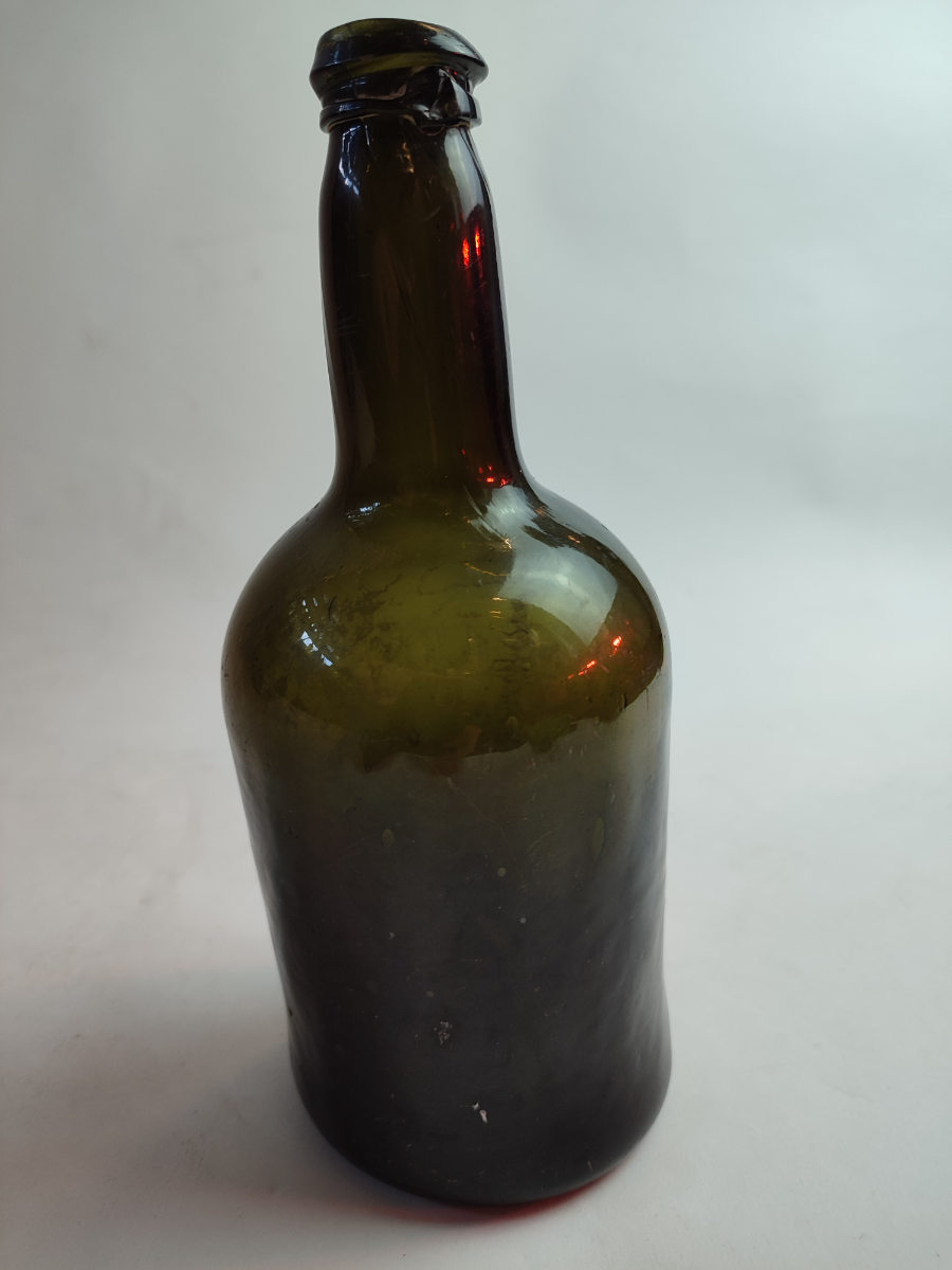 Discover our range of early 19th-century handmade bottles, like this fine 1840 piece in good condition. Shop now and add a touch of vintage to your collection.