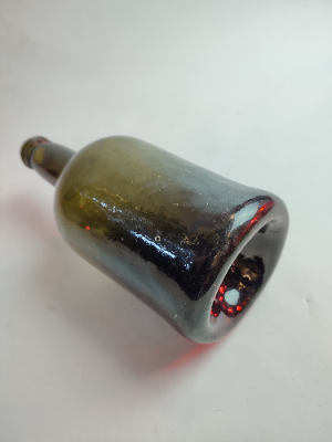 Discover our range of early 19th-century handmade bottles, like this fine 1840 piece in good condition. Shop now and add a touch of vintage to your collection.