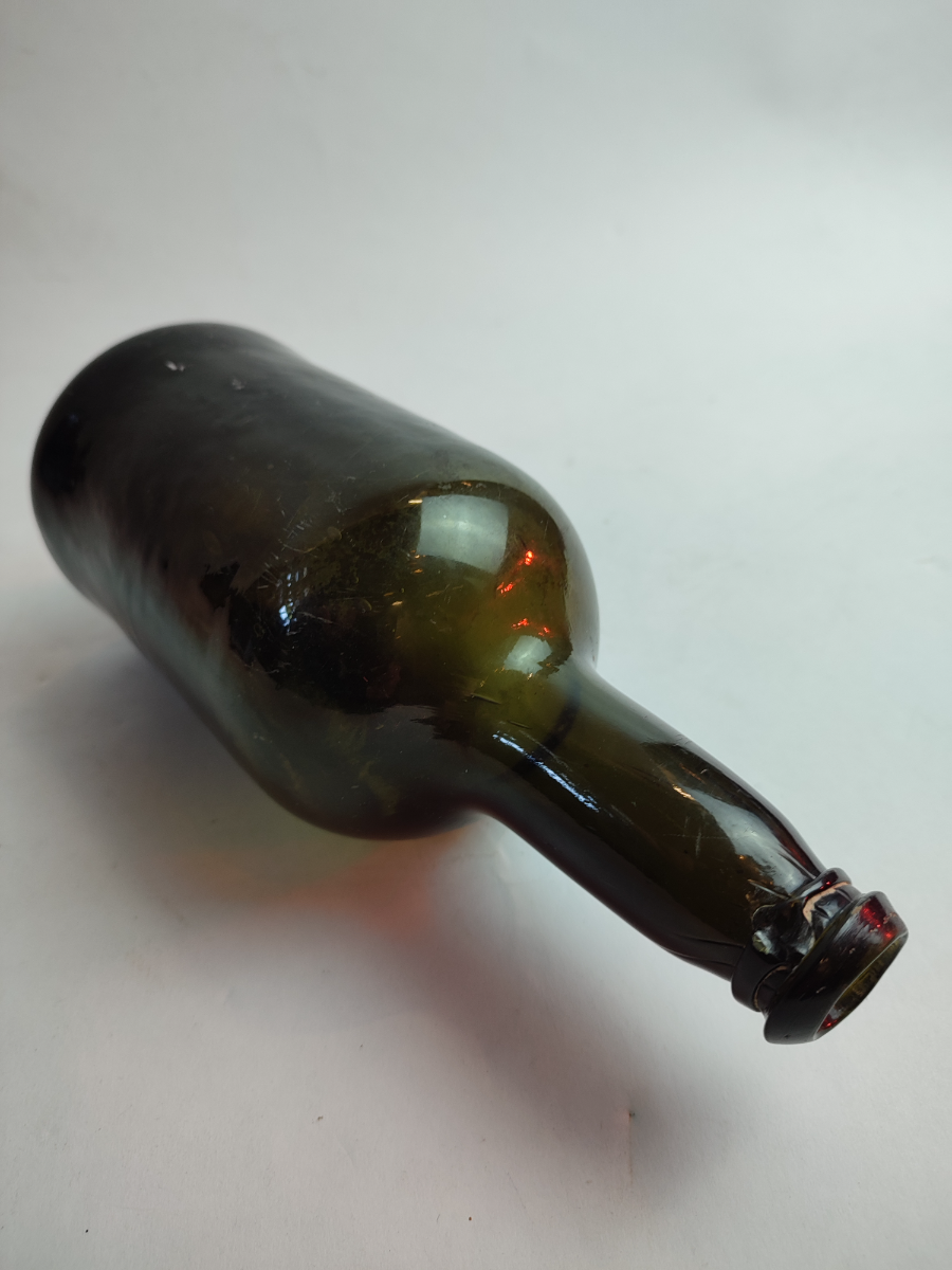 Discover our range of early 19th-century handmade bottles, like this fine 1840 piece in good condition. Shop now and add a touch of vintage to your collection.