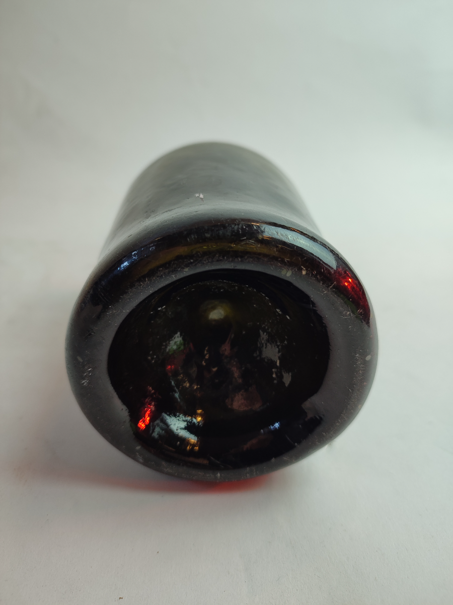 Discover our range of early 19th-century handmade bottles, like this fine 1840 piece in good condition. Shop now and add a touch of vintage to your collection.