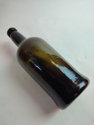 Discover our collection of mid-19th-century handmade bottles. This gorgeous 1840 piece stands at 27cm. Shop now for unique antique treasures.