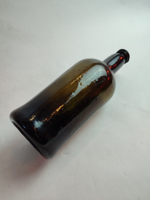 Discover our collection of mid-19th-century handmade bottles. This gorgeous 1840 piece stands at 27cm. Shop now for unique antique treasures.