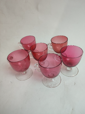 Discover our collection of 5 Victorian cranberry custard glasses, perfectly preserved and 3 inches high. Buy today and add vintage elegance to your décor!