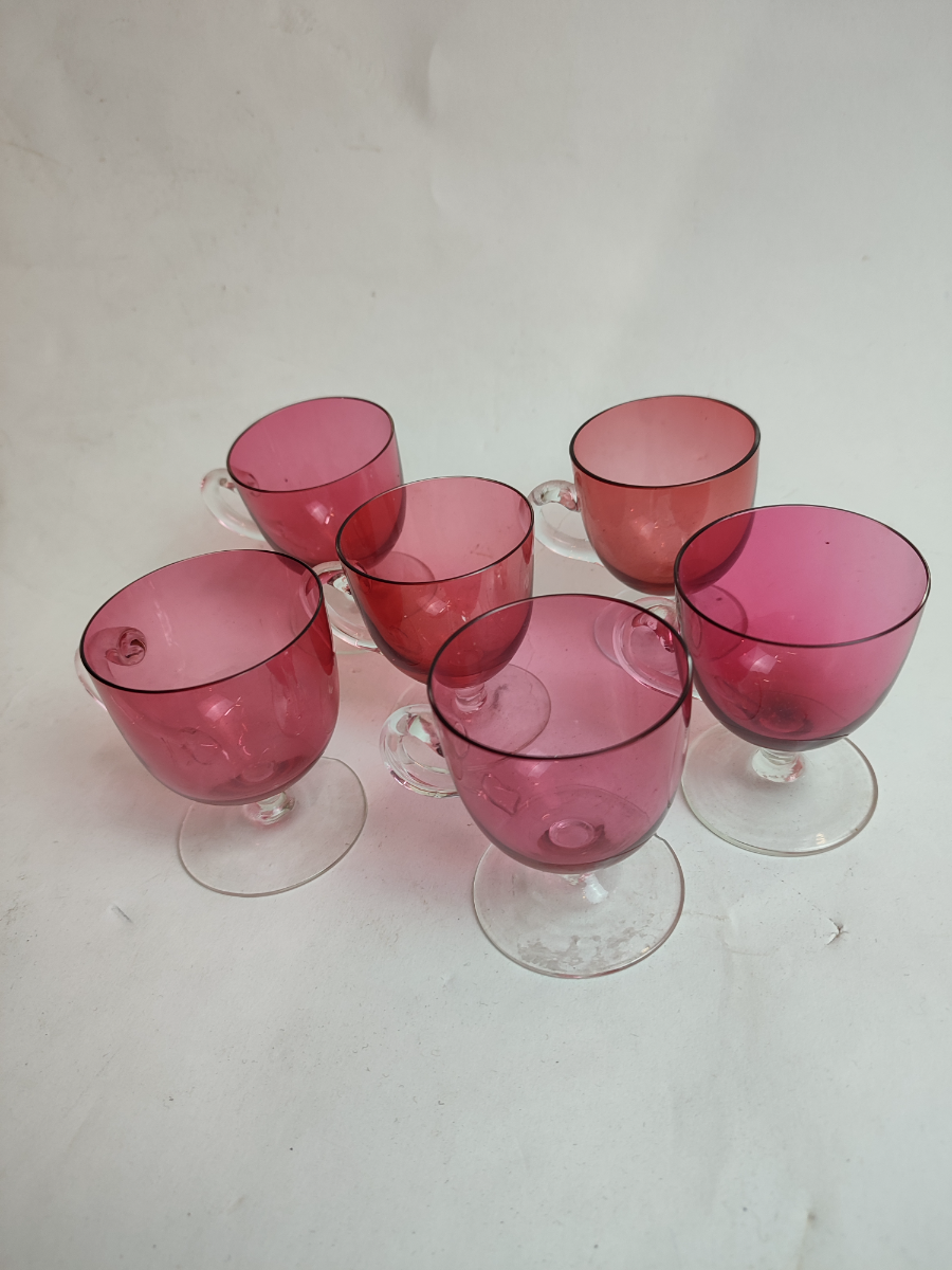 Discover our collection of 5 Victorian cranberry custard glasses, perfectly preserved and 3 inches high. Buy today and add vintage elegance to your décor!