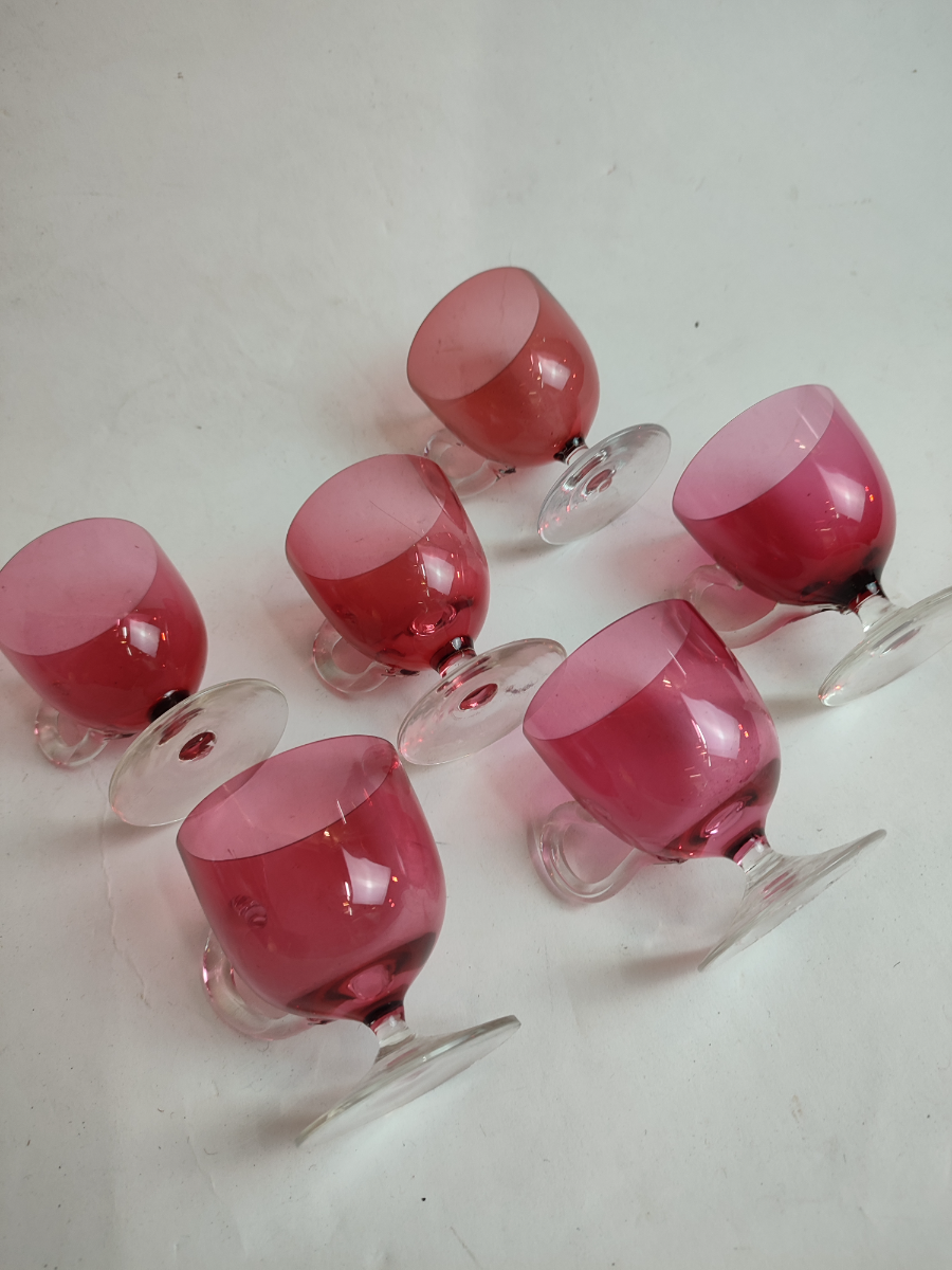 Discover our collection of 5 Victorian cranberry custard glasses, perfectly preserved and 3 inches high. Buy today and add vintage elegance to your décor!