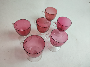 Discover our collection of 5 Victorian cranberry custard glasses, perfectly preserved and 3 inches high. Buy today and add vintage elegance to your décor!