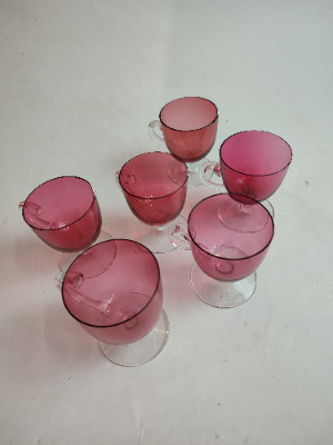 Discover our collection of 5 Victorian cranberry custard glasses, perfectly preserved and 3 inches high. Buy today and add vintage elegance to your décor!