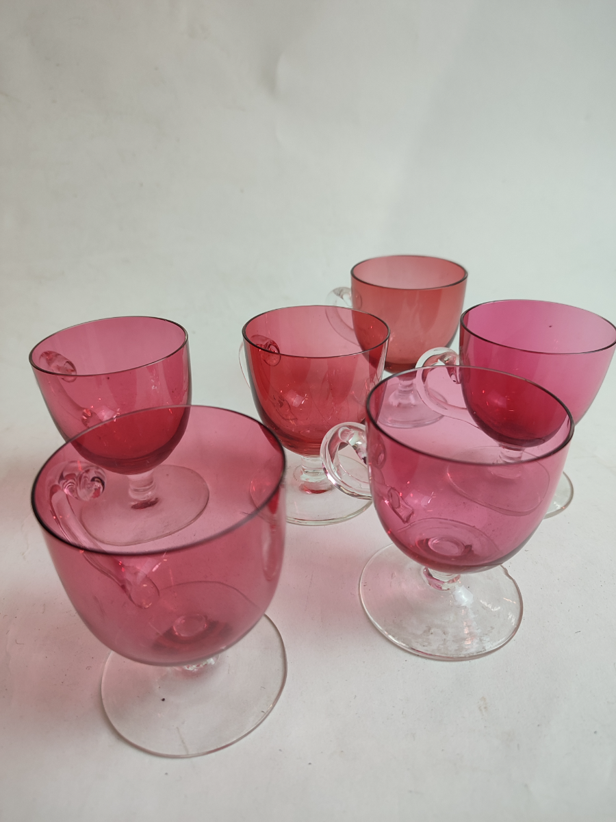 Discover our collection of 5 Victorian cranberry custard glasses, perfectly preserved and 3 inches high. Buy today and add vintage elegance to your décor!