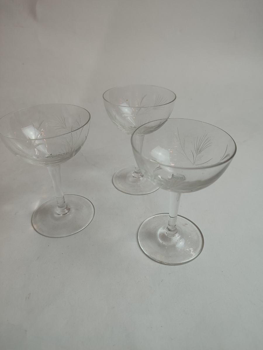 Discover our stunning collection of vintage Victorian cocktail glasses, 10cm high and in good condition. Shop now and add a touch of elegance to your next gathering.