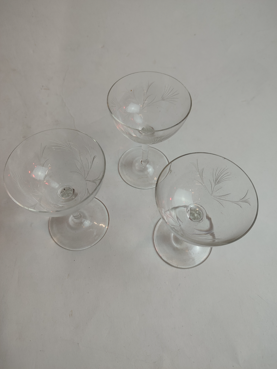 Discover our stunning collection of vintage Victorian cocktail glasses, 10cm high and in good condition. Shop now and add a touch of elegance to your next gathering.