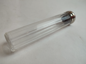 Discover our stunning Victorian makeup jar with a classy white metal top. Measuring 18cm tall, it's perfect for your vanity. Shop now for a vintage touch!