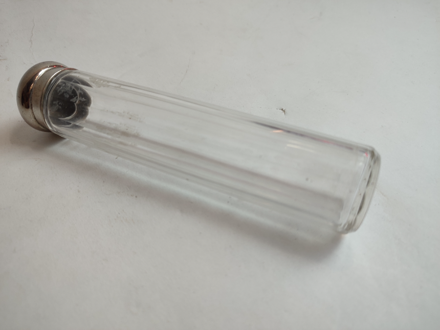 Discover our stunning Victorian makeup jar with a classy white metal top. Measuring 18cm tall, it's perfect for your vanity. Shop now for a vintage touch!