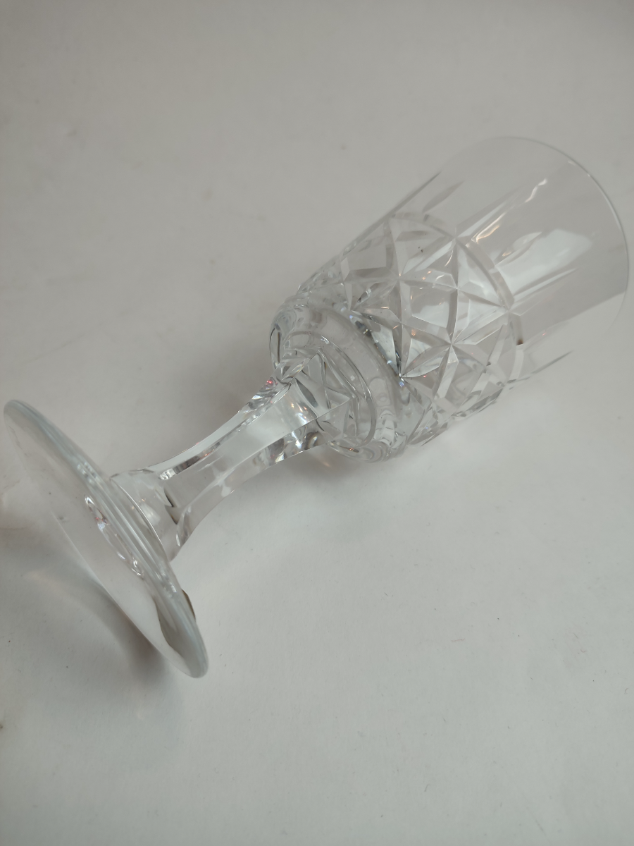 Discover our elegant Royal Brierley Millennium glass, in perfect condition and height of 8cm. Shop now for this unique piece of artistry.