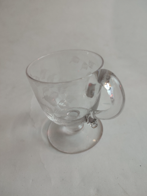 Explore our selection of etched Victorian custard glass items in great condition! Act quickly for these 8cm treasures. Shop now.