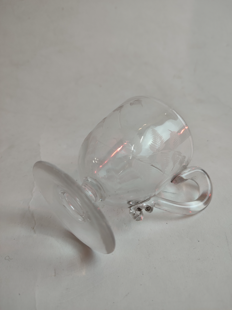 Explore our selection of etched Victorian custard glass items in great condition! Act quickly for these 8cm treasures. Shop now.